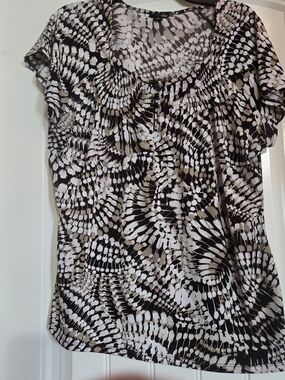 East 5th Short Sleeve Scoop Neck Abstract Print Top in Black and Cream
